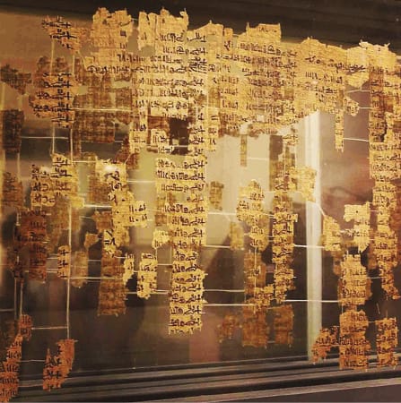 Kuva 3. Torinon kaanonin papyrus, jossa luetellaan satoja vuosia hallinneita hallitsijoita.