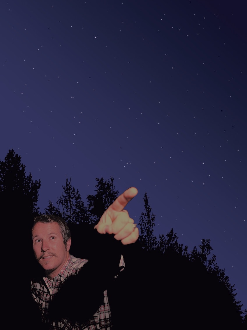 Danny Faulkner osoittaa tähtitaivasta kohti.