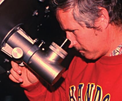 Danny Faulkner katselee tähtitaivasta kaukoputken läpi.