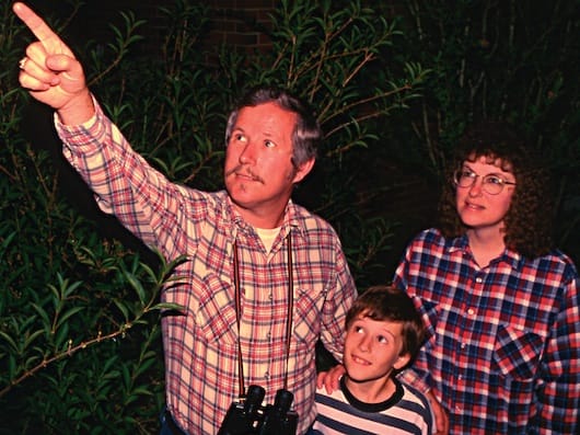 Danny Faulkner ihastelee tähtitaivasta perheensä kanssa.