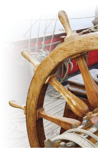 Osa purjeveneen ruorista ja taustalla purjeveneen kantta. Kuva ©: iStockphoto.com/IgorSokolov