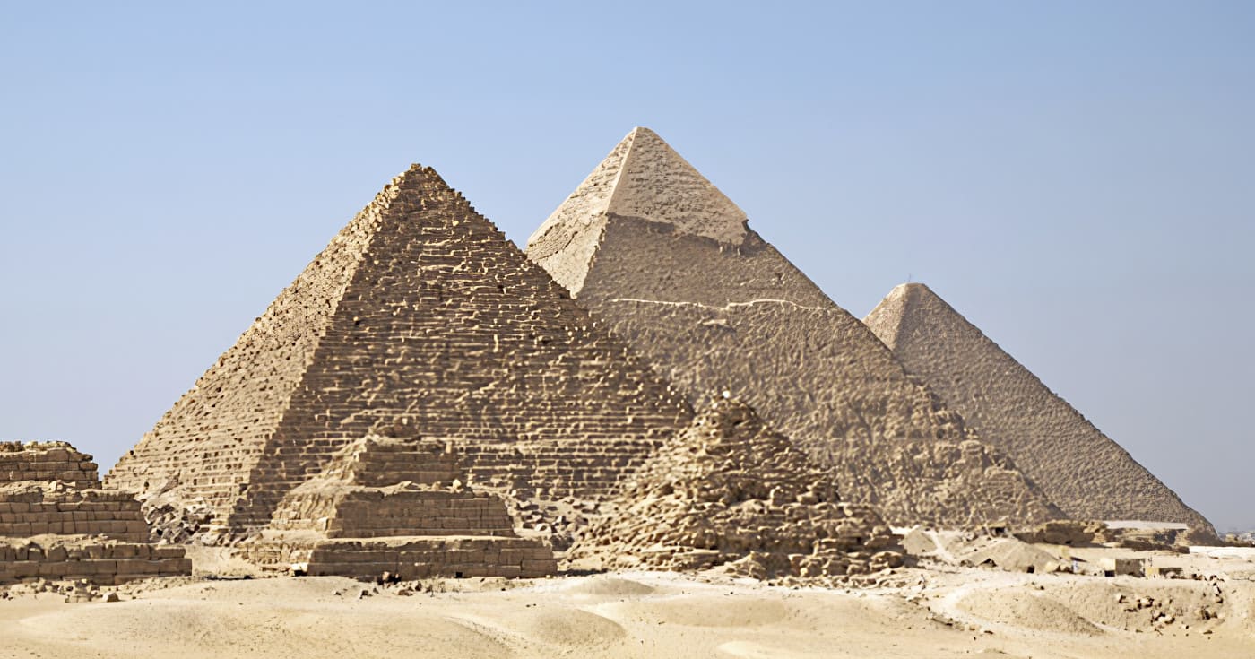 Kolme pyramidia. Kuva ©: Ricardo Liberato / Wikimedia Commons (CC BY-SA).